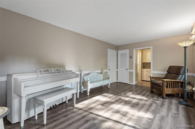 23270 Fleming Drive, Farmington, MI 48335