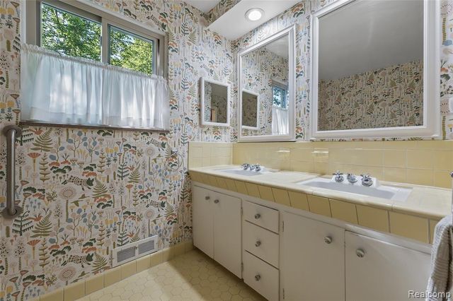 23270 Fleming Drive, Farmington, MI 48335