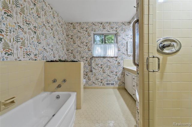23270 Fleming Drive, Farmington, MI 48335