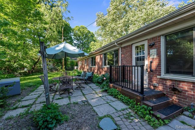 23270 Fleming Drive, Farmington, MI 48335