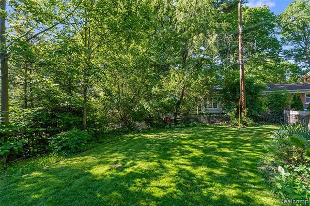 23270 Fleming Drive, Farmington, MI 48335