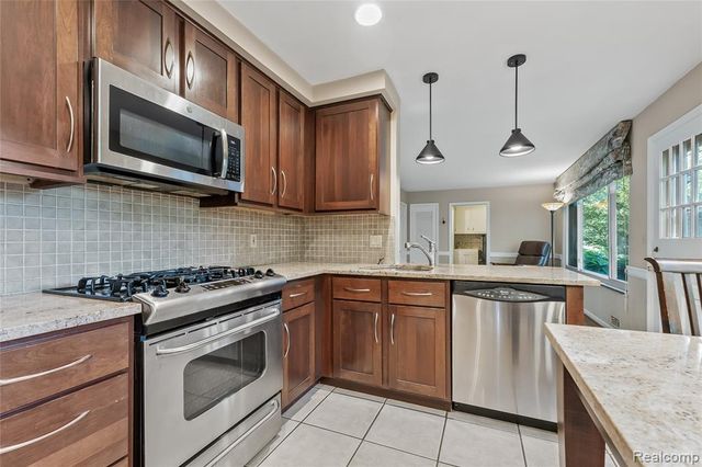 23270 Fleming Drive, Farmington, MI 48335