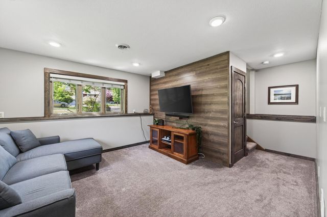 61 Quant Court S, Lakeland, MN 55043