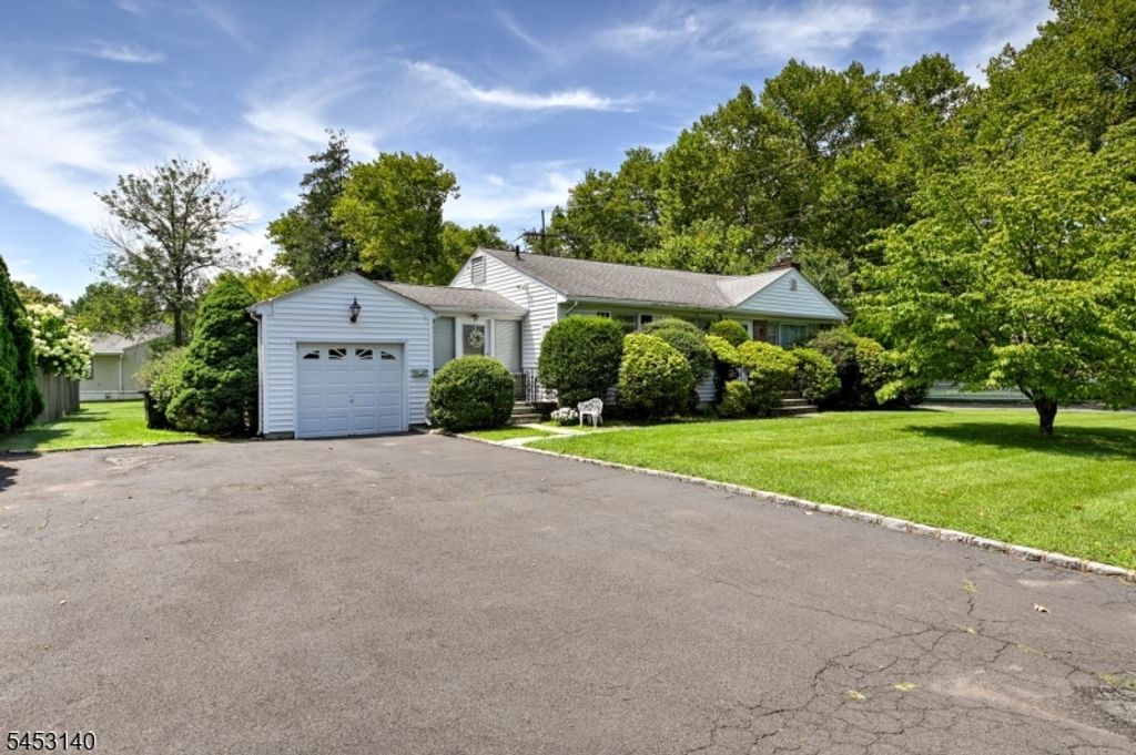271 Summit Rd, Mountainside Boro, NJ 07092 — exterior