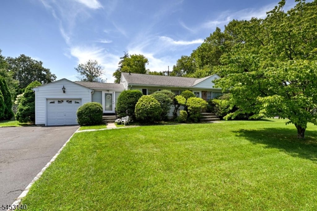 271 Summit Rd, Mountainside Boro, NJ 07092 — photo 2