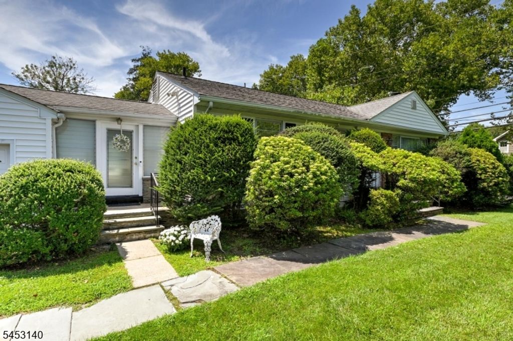 271 Summit Rd, Mountainside Boro, NJ 07092 — photo 3