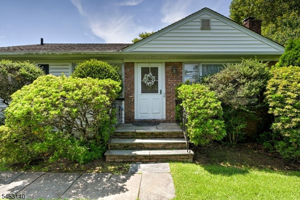271 Summit Rd, Mountainside Boro, NJ 07092 — photo 4