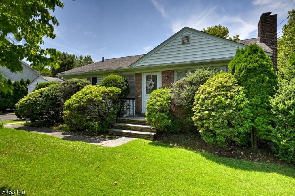 271 Summit Rd, Mountainside Boro, NJ 07092 — photo 5
