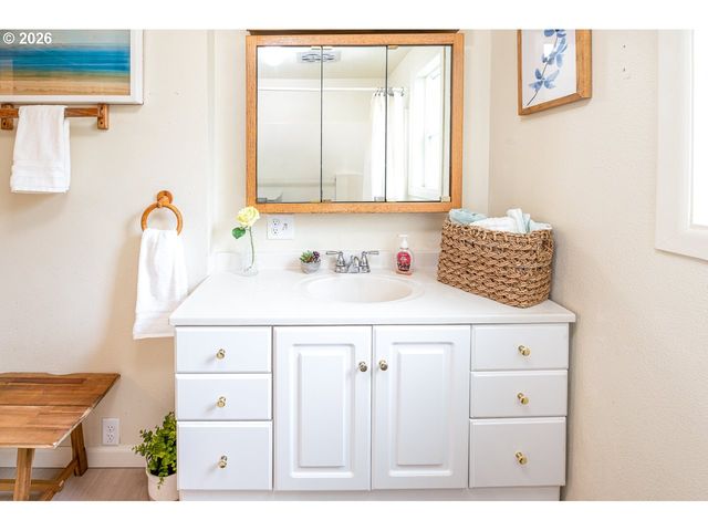 1566 MAYWOOD Ave, Eugene, OR 97404