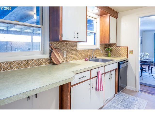 1566 MAYWOOD Ave, Eugene, OR 97404