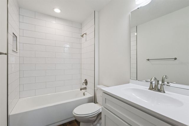 1073 N ROCKINGHAM AVENUE, Tavares, FL 32778