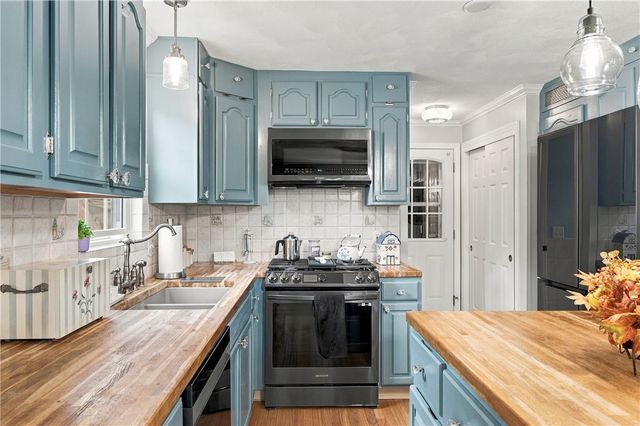 18 Pineridge Drive, Smithfield, RI 02917