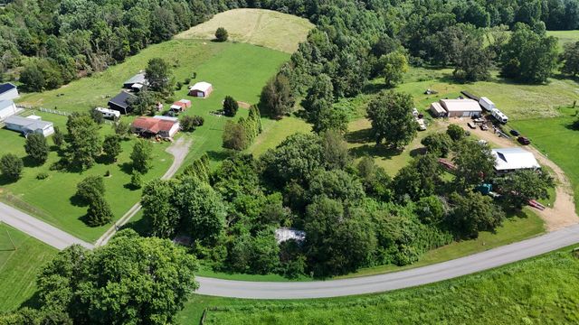 384 Underwood Rd, Lafayette, TN 37083