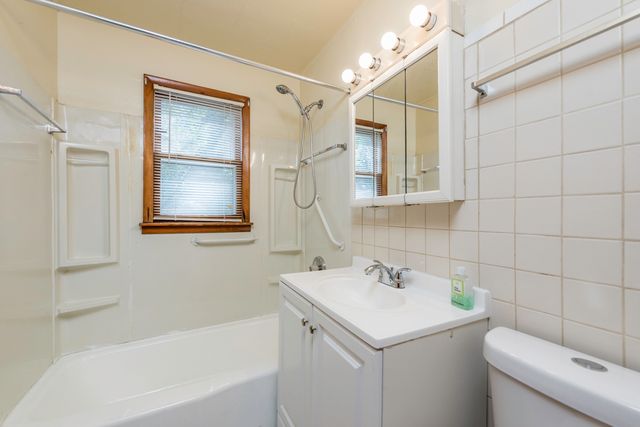 221 Kenwood Drive, Round Lake Park, IL 60073