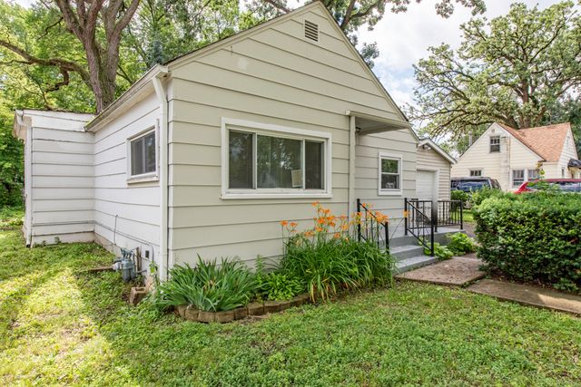 221 Kenwood Drive, Round Lake Park, IL 60073