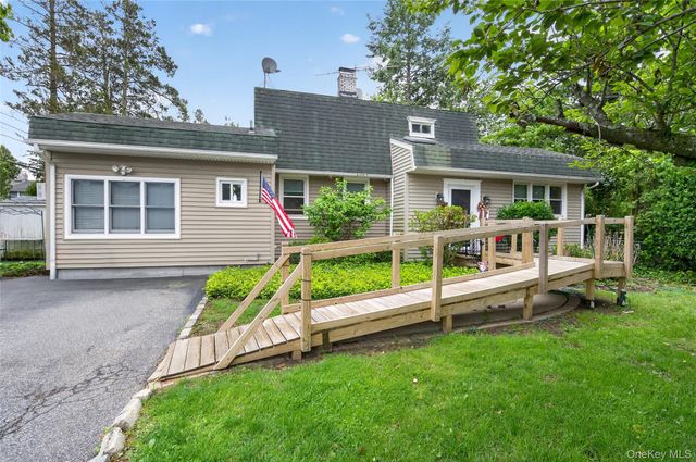8 7th Street, Carle Place, NY 11514