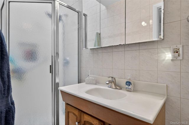 8 7th Street, Carle Place, NY 11514