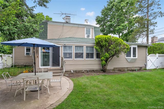 8 7th Street, Carle Place, NY 11514