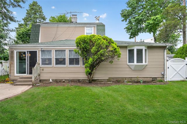8 7th Street, Carle Place, NY 11514