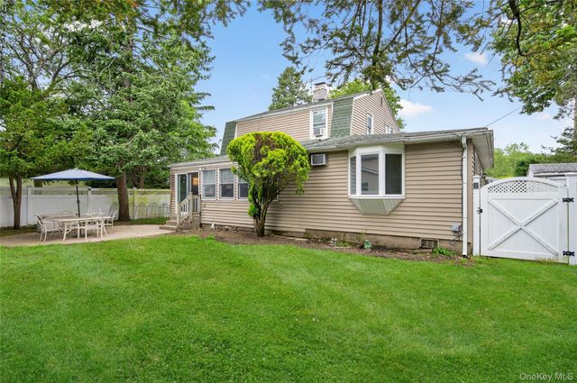 8 7th Street, Carle Place, NY 11514