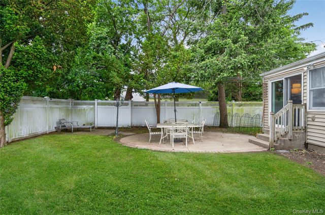 8 7th Street, Carle Place, NY 11514