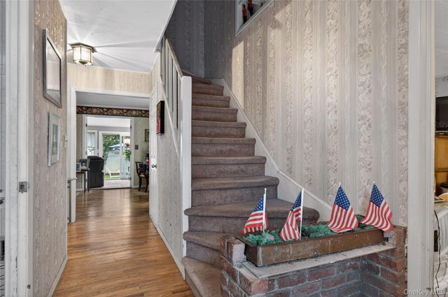 8 7th Street, Carle Place, NY 11514