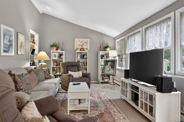 8 7th Street, Carle Place, NY 11514