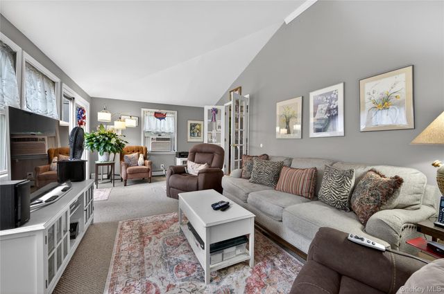 8 7th Street, Carle Place, NY 11514