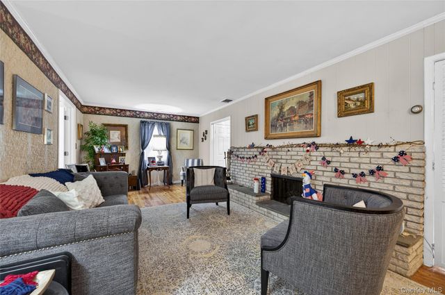 8 7th Street, Carle Place, NY 11514