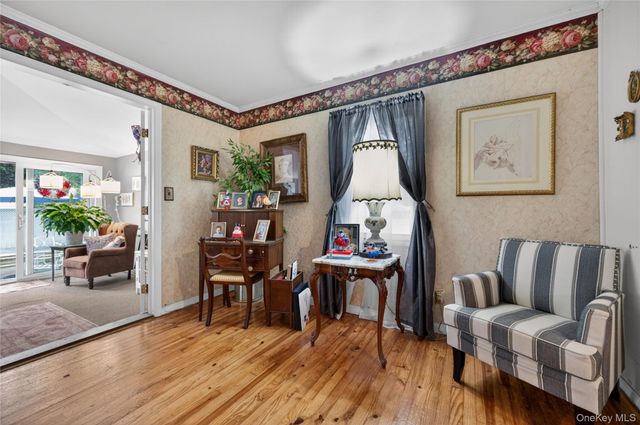 8 7th Street, Carle Place, NY 11514