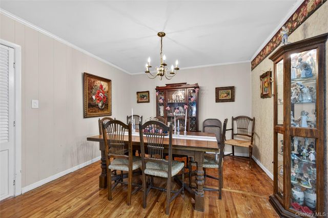 8 7th Street, Carle Place, NY 11514
