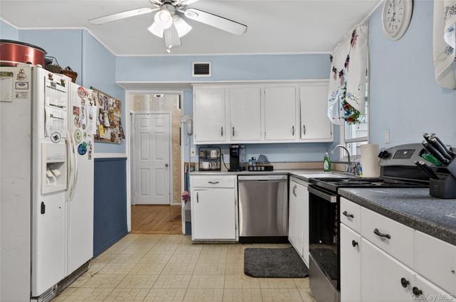 8 7th Street, Carle Place, NY 11514