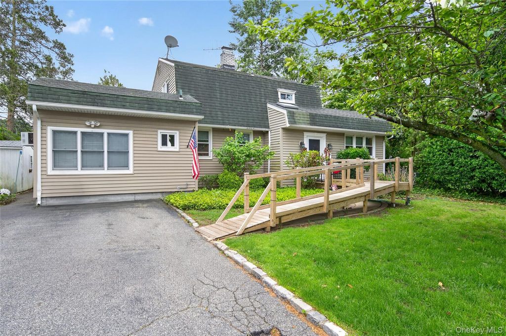 8 7th Street, Carle Place, NY 11514