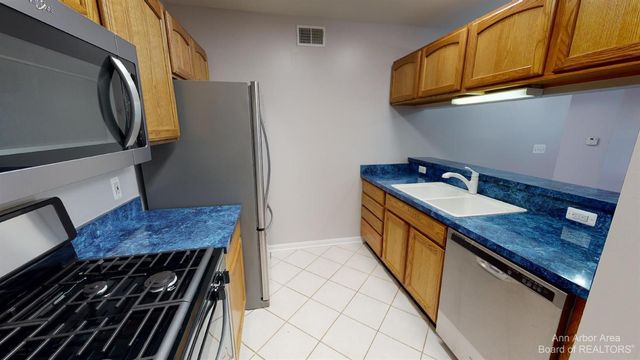 2666 S Knightsbridge Circle, Ann Arbor, MI 48105