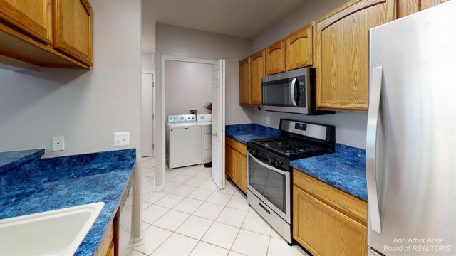 2666 S Knightsbridge Circle, Ann Arbor, MI 48105