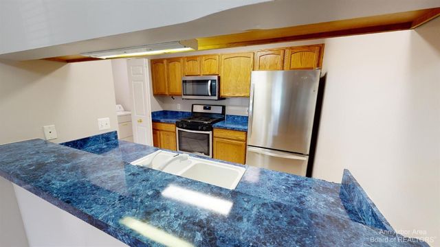 2666 S Knightsbridge Circle, Ann Arbor, MI 48105