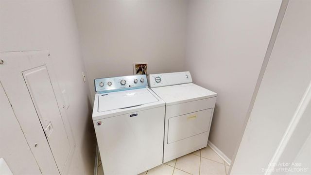 2666 S Knightsbridge Circle, Ann Arbor, MI 48105