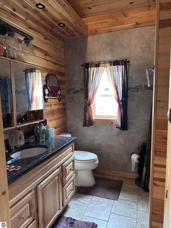 Image 11 of property listing at 5935 Greenleaf Lane, Grawn, MI 49637