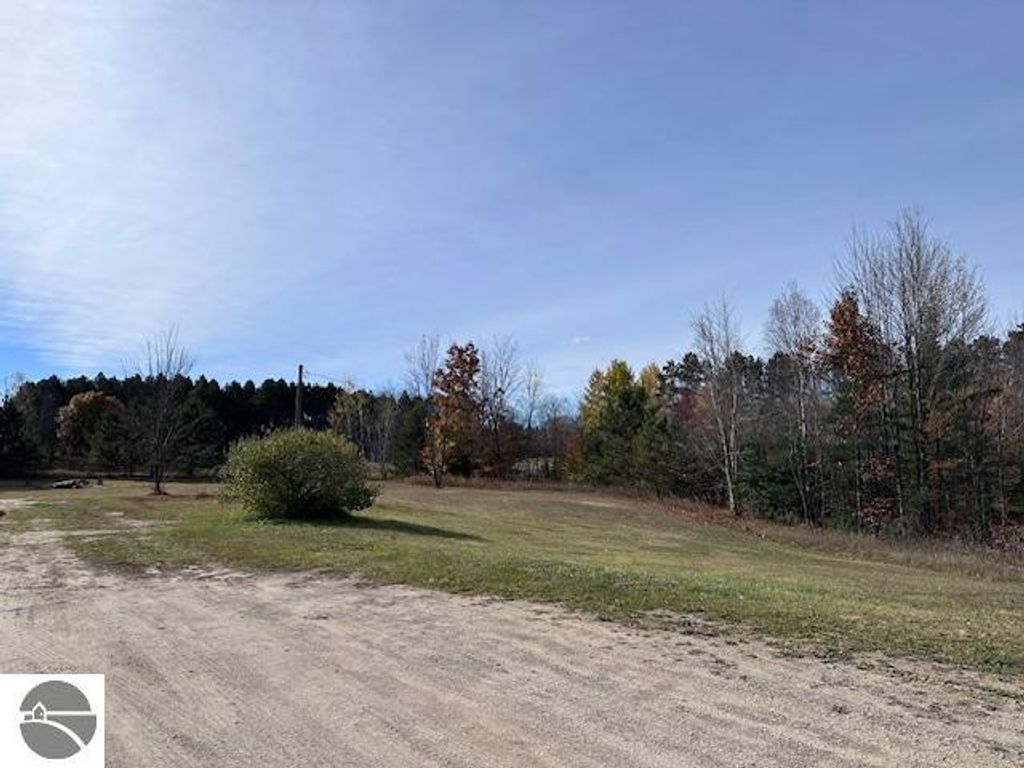 Image 16 of property listing at 5935 Greenleaf Lane, Grawn, MI 49637