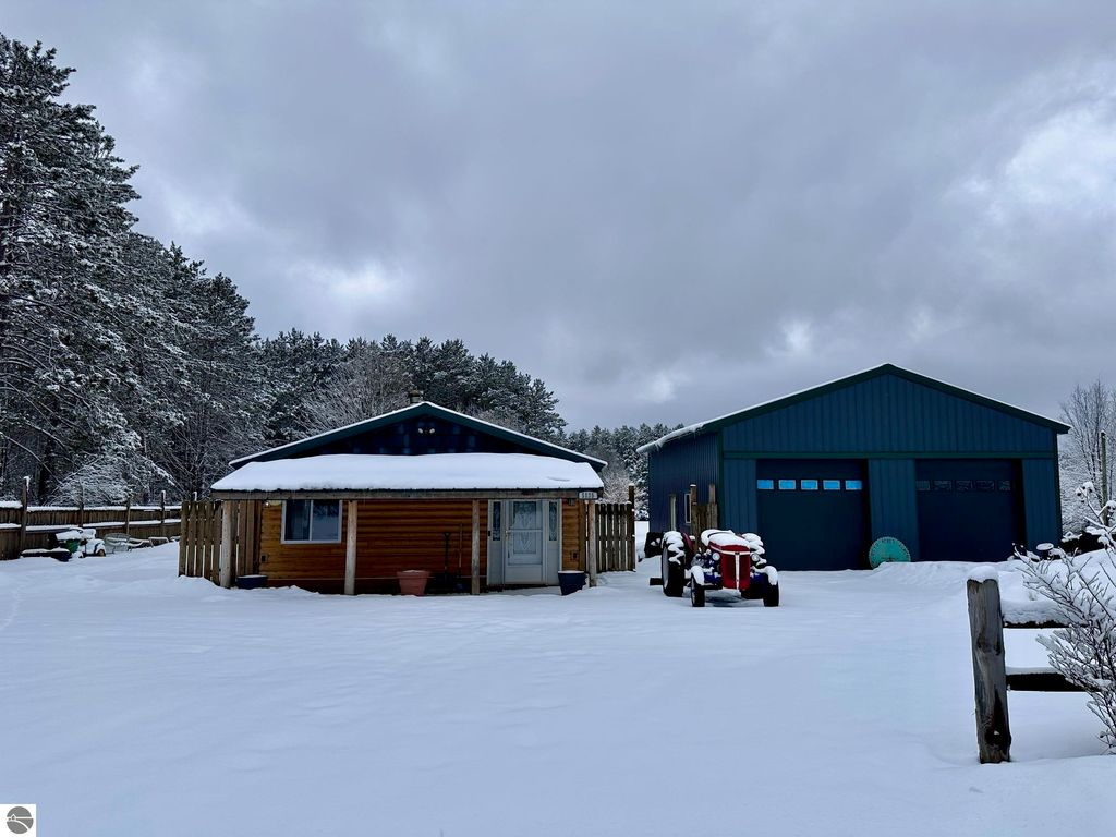 Image 2 of property listing at 5935 Greenleaf Lane, Grawn, MI 49637