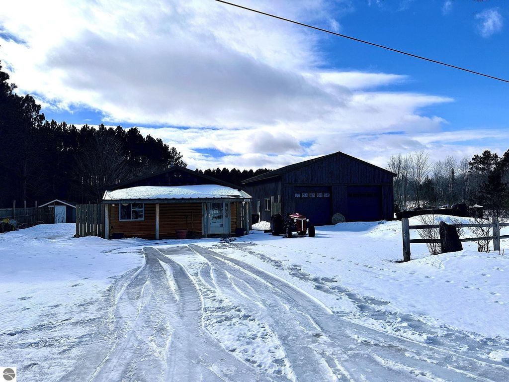 Image 21 of property listing at 5935 Greenleaf Lane, Grawn, MI 49637