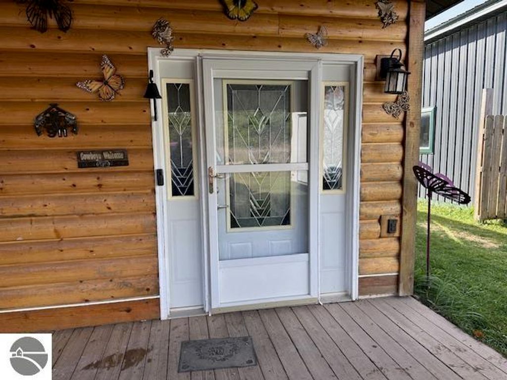 Image 4 of property listing at 5935 Greenleaf Lane, Grawn, MI 49637