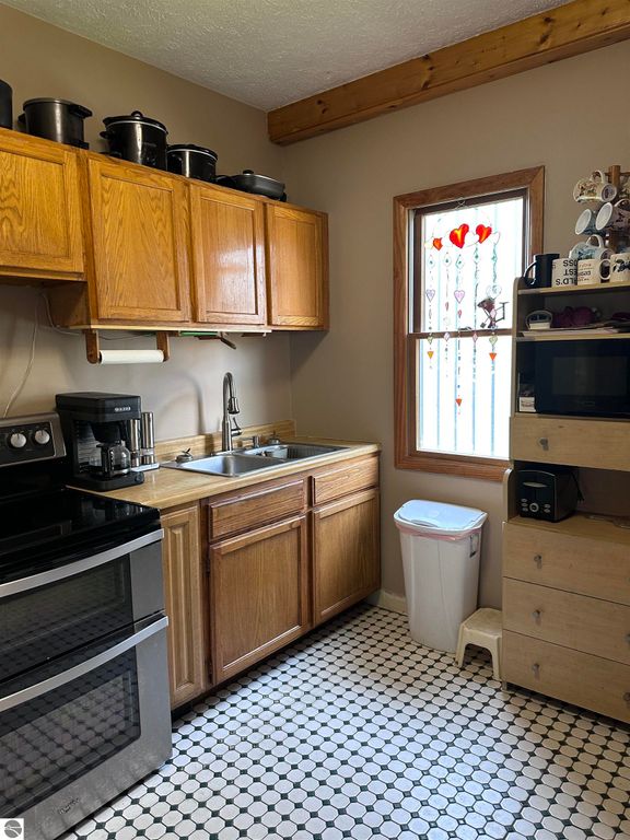 Image 8 of property listing at 5935 Greenleaf Lane, Grawn, MI 49637