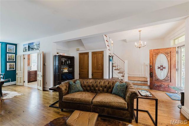 904 Dover Place, St Louis, MO 63111