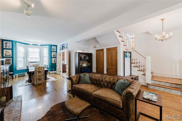 904 Dover Place, St Louis, MO 63111