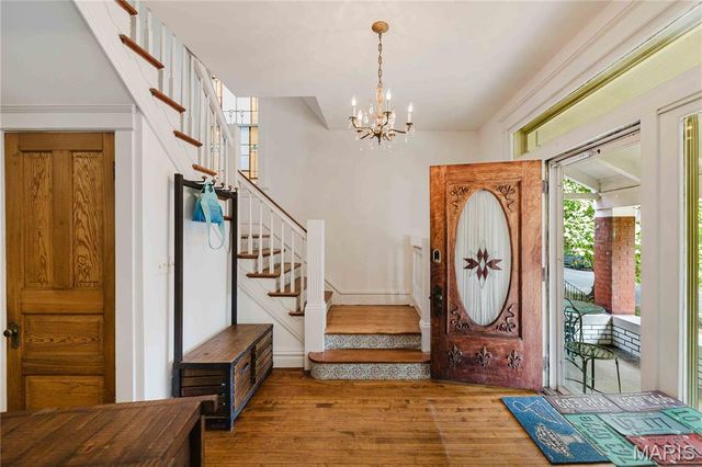 904 Dover Place, St Louis, MO 63111