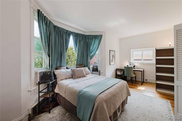 904 Dover Place, St Louis, MO 63111