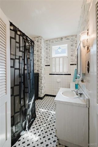 904 Dover Place, St Louis, MO 63111