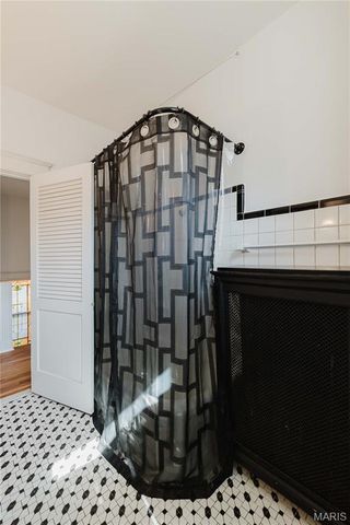 904 Dover Place, St Louis, MO 63111