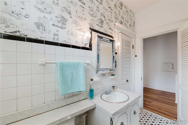 904 Dover Place, St Louis, MO 63111